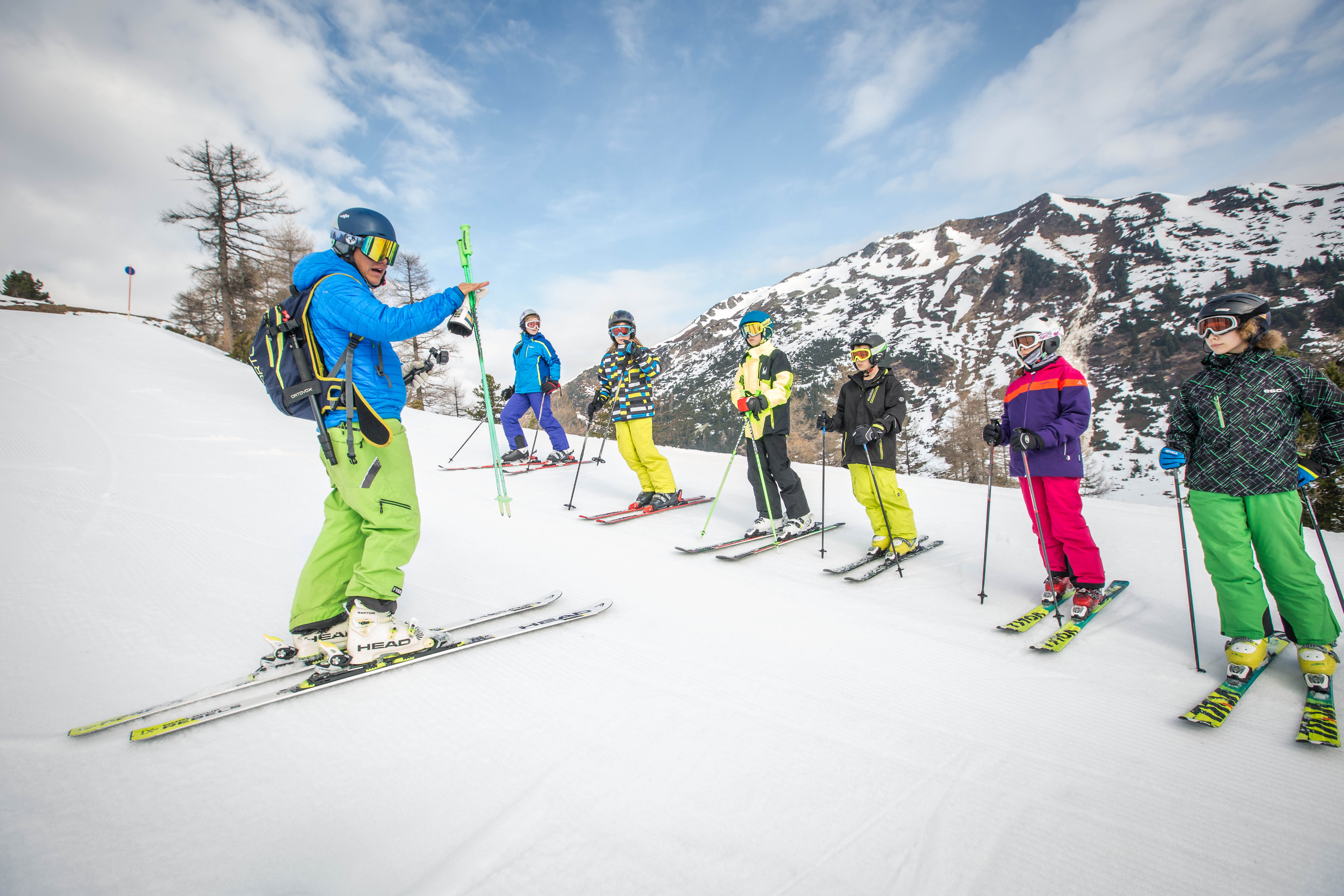 Skigruppe mit Skilehrer