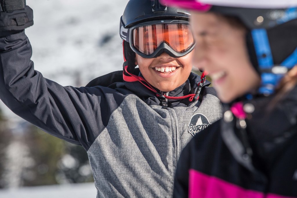 lachende Kinder im Skioutfit