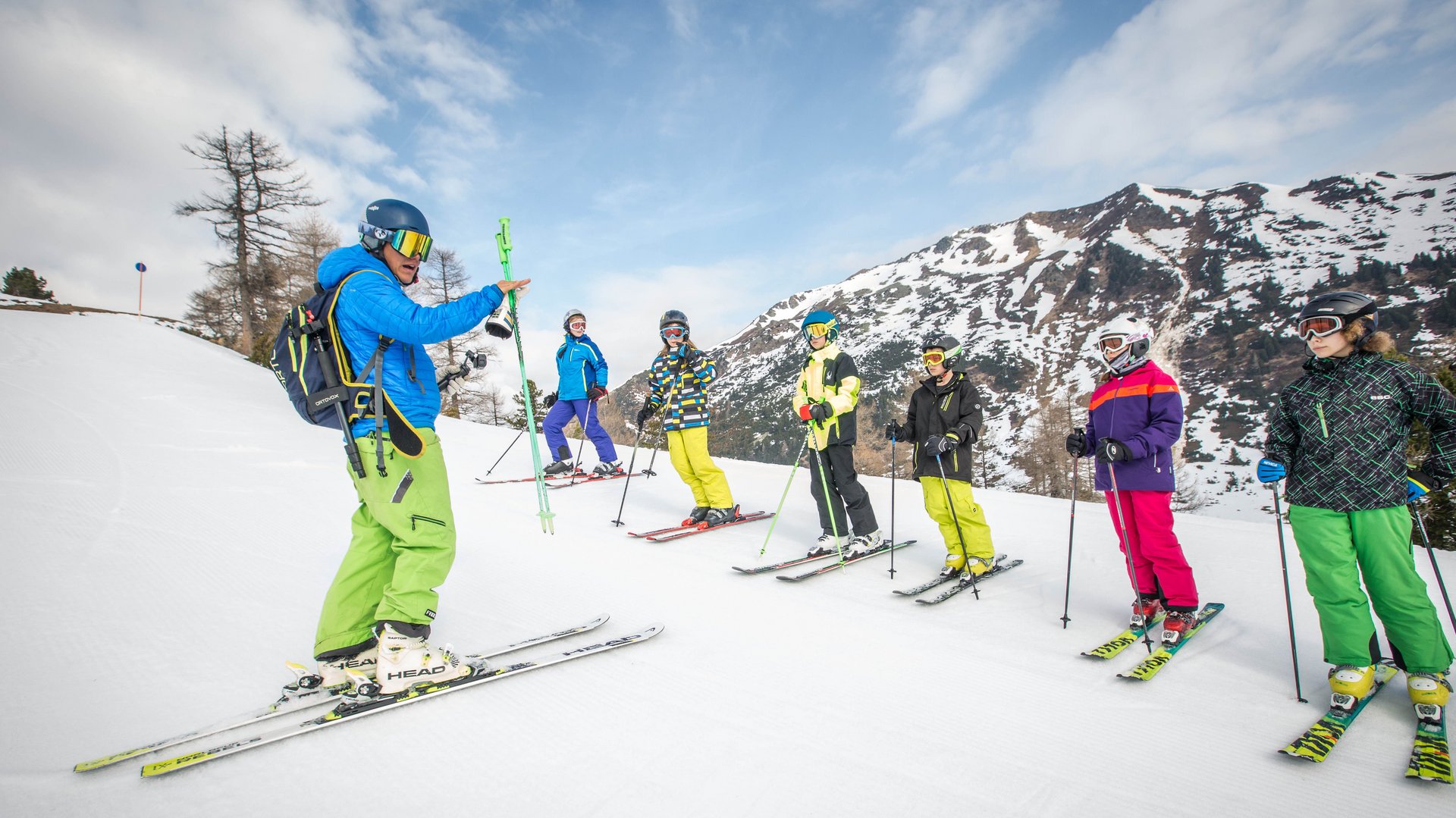Skigruppe mit Skilehrer