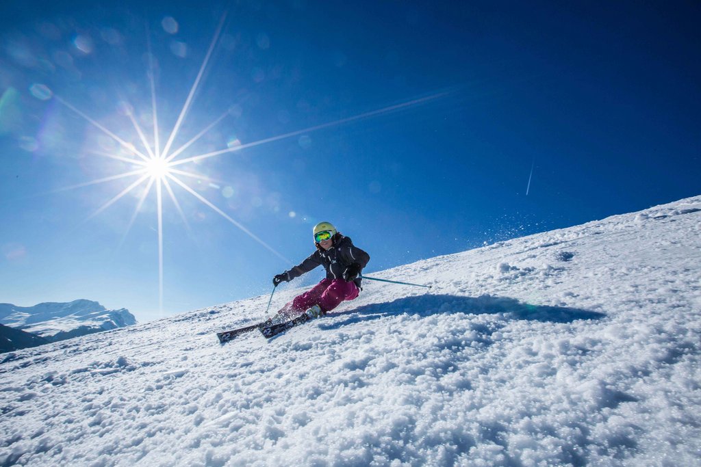 Skifahrer bei Sonnenschein