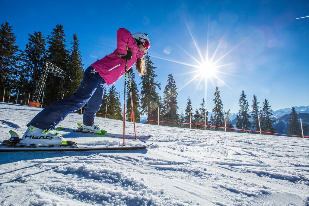 Skifahrer auf Stöcke gestützt