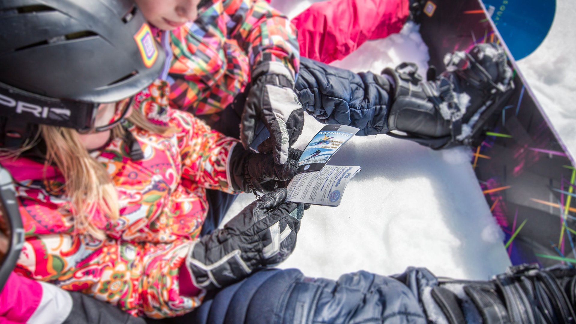 sitzende Kinder mit Snowboard 